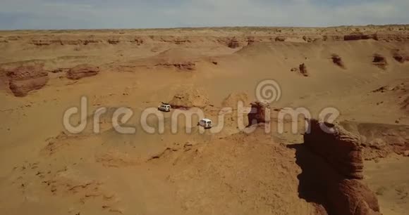 从上面开着汽车在沙漠中行驶视频的预览图
