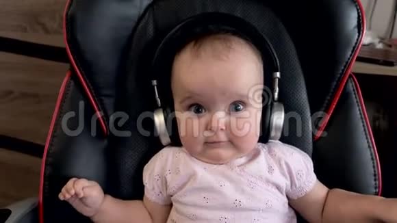 小宝宝戴着大耳机听音乐视频的预览图