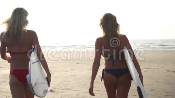 两个穿着冲浪板泳衣的性感女人出海视频的预览图