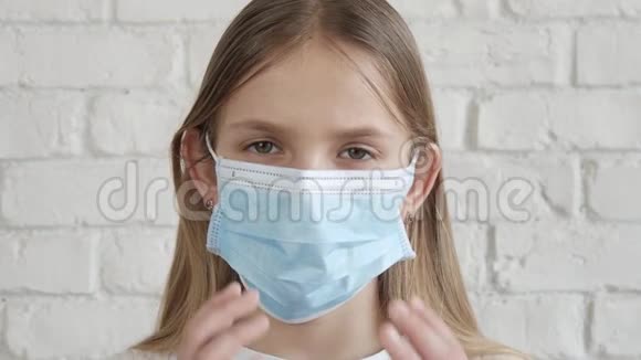 冠状病毒大流行暴发中的孤立患病儿童Covid19危机中不幸的女孩视频的预览图