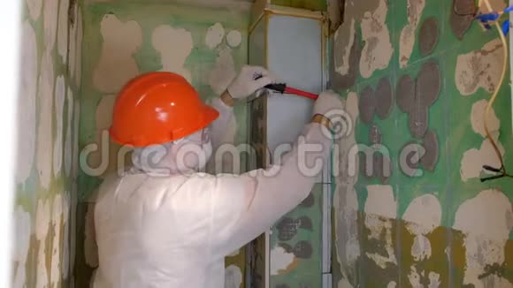 翻板改造卫生间用撬棍拆除墙面瓷砖视频的预览图
