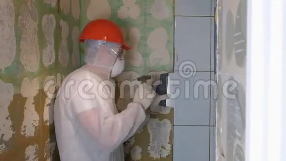 翻斗车翻新用工具铲去厕所墙壁上的瓷砖视频的预览图