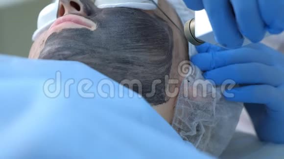 美容诊所激光碳面剥离手术妇女肖像视频的预览图