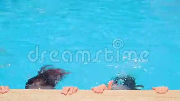 两个小女孩在游泳池里互相交谈视频的预览图