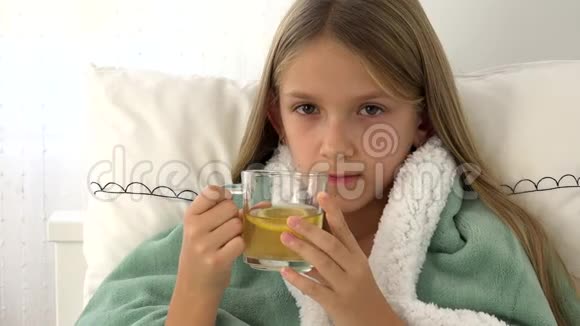 生病的儿童喝茶生病的儿童在床上受苦的女孩病人在医院视频的预览图