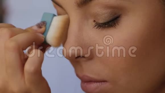 专业手工化妆师视频的预览图