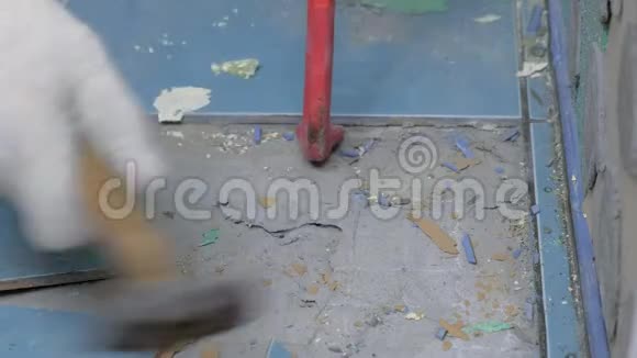 拖车制作翻新用撬棍从厕所的地板上移除瓷砖视频的预览图