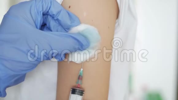 接种疫苗治疗病毒性疾病冠状病毒大流行爆发Covid19危机视频的预览图