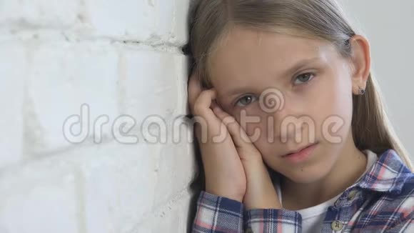 悲伤的孩子不快乐的孩子忧郁症的生病的少女穿着体贴的人视频的预览图