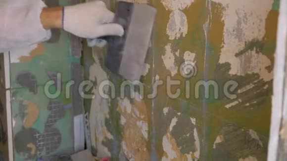翻车改造用工具抹子将卫生间墙面水泥拆除视频的预览图