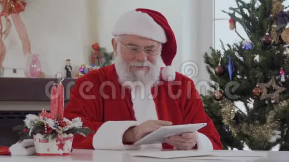 圣诞老人用的是数码平板电脑视频的预览图