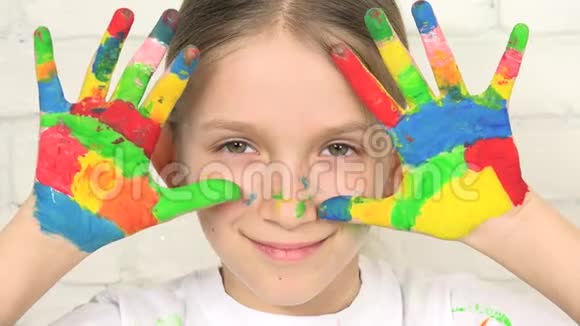 女孩微笑的展示画出来的彩色手掌视频的预览图