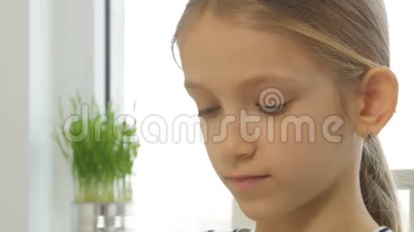 儿童饮用橙汁儿童厨房早餐女孩柠檬新鲜视频的预览图