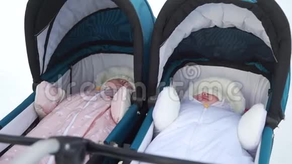 睡在育婴室的双胞胎女婴视频的预览图