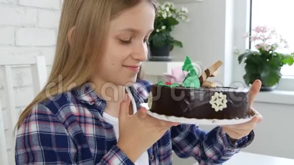 儿童生日晚会儿童收到蛋糕作为礼物为她的周年纪念儿童庆祝视频的预览图
