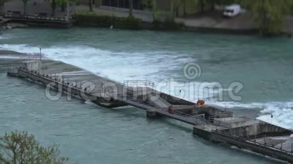 河上的一个小水坝视频的预览图