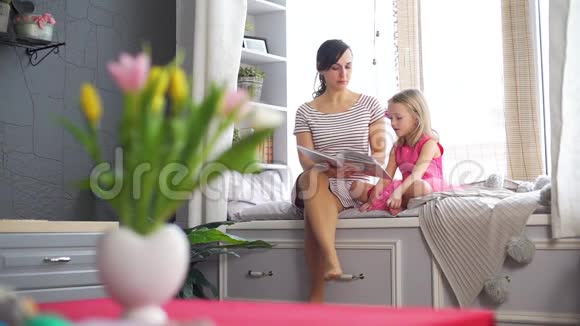 母亲和女儿在家读书视频的预览图