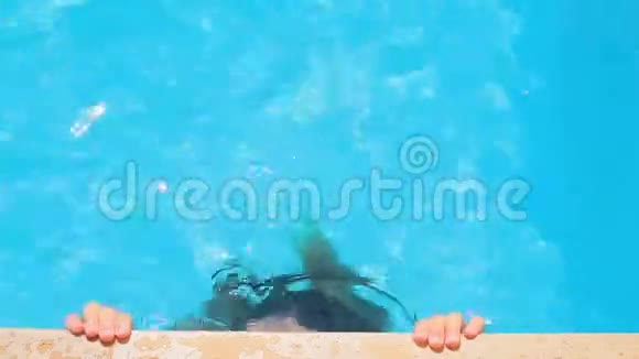 年轻可爱的女孩在室外游泳池游泳视频的预览图