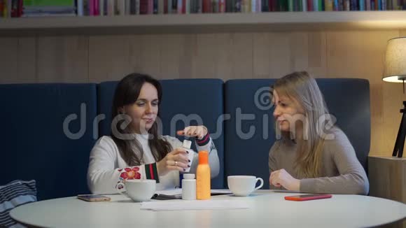 妇女向咖啡厅客户提供传销产品视频的预览图