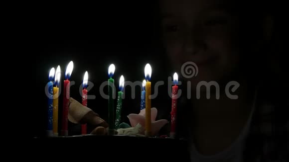 儿童生日聚会夜晚吹烛儿童庆典黑暗少女周年纪念视频的预览图