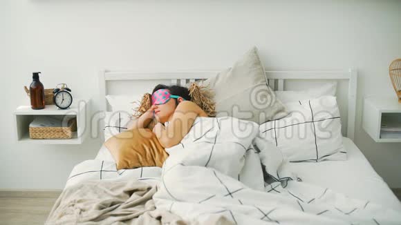 睡女在枕头下取下闹钟视频的预览图
