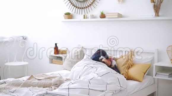 醒来后躺在床上的女人视频的预览图