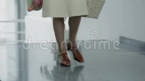从摄像机前拍摄的老女人的鞋子视频的预览图