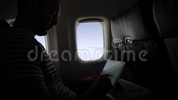 随便一个人在飞机上人用平板电脑视频的预览图