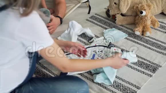 孕妇在家折叠婴儿衣物视频的预览图
