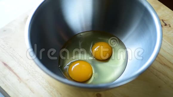 在碗里打鸡蛋视频的预览图