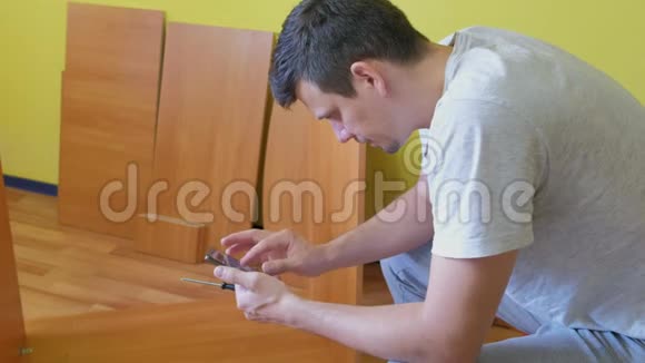 人在智能手机中寻找指令收集桌子的肖像侧面视图视频的预览图