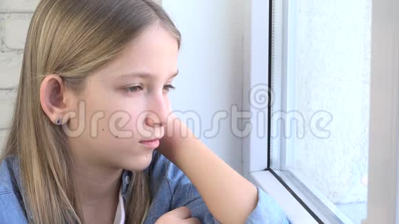 悲伤的孩子看着窗户不快乐的孩子无聊的体贴的女孩少女的悲伤被隔离在家的人视频的预览图