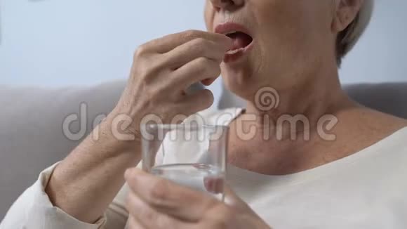 含水维生素和健康补充剂的老年妇女服用避孕药视频的预览图