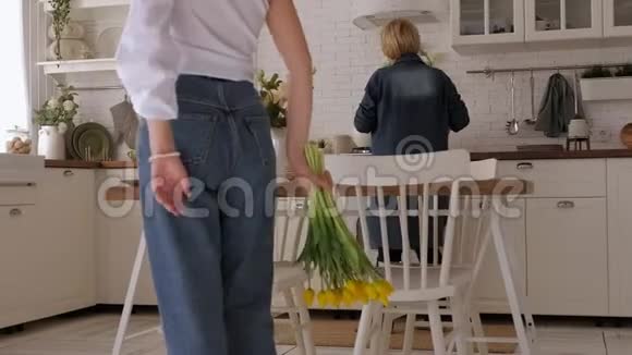 一个成年女儿背着一束鲜花的特写镜头视频的预览图