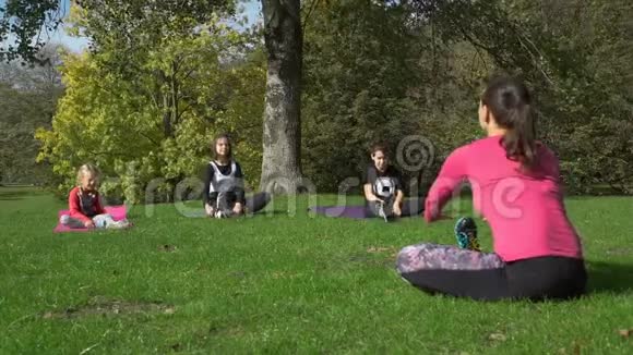公园儿童户外瑜伽运动视频的预览图