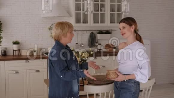 一位年迈的母亲在厨房里和女儿进行了严肃的谈话视频的预览图