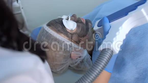 美容师对女性进行激光碳面剥离手术视频的预览图