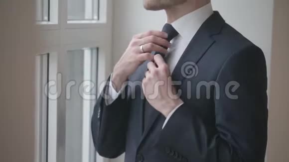 系领带的人视频的预览图