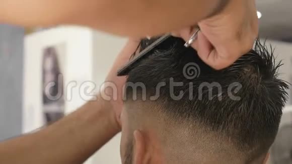 年轻时尚的理发师给时髦男人理发视频的预览图