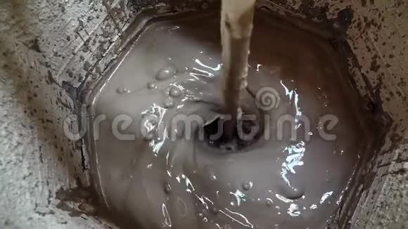 在锅炉里搅拌陶瓷视频的预览图