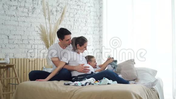 有丈夫和儿子的孕妇在卧室视频的预览图