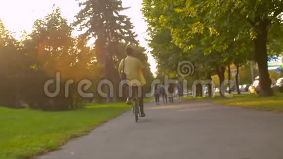 穿黄色衬衫的人骑自行车视频的预览图