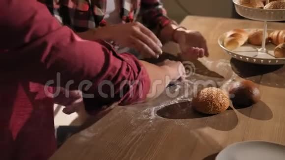 一对漂亮的情侣正在厨房里做饭用面粉玩视频的预览图
