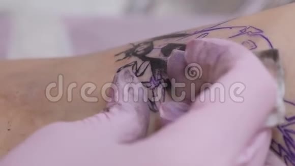 刺青机在女人的皮肤上注入黑色墨水视频的预览图