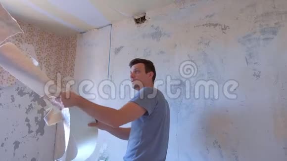 人制作翻新从墙上天花板上拆除壁纸施工工作视频的预览图