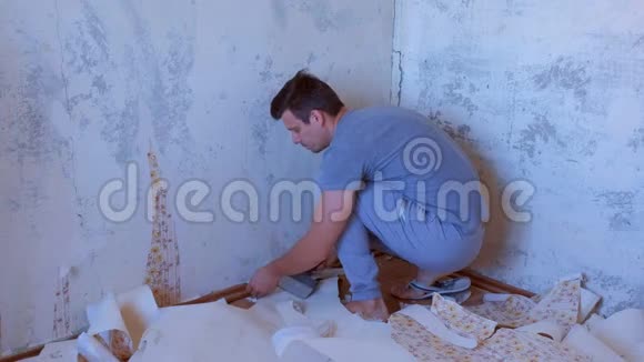 人正在做装修拆除壁纸离墙施工工作视频的预览图