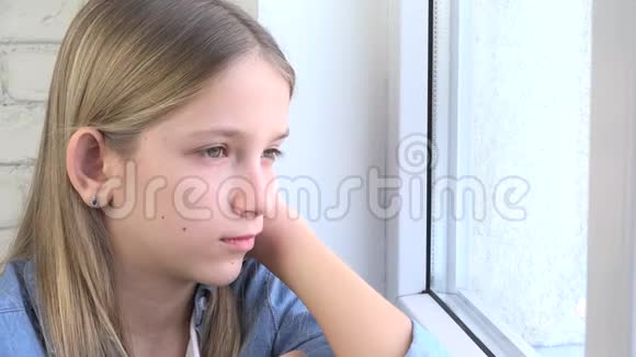 悲伤的孩子看着窗户不快乐的孩子无聊的体贴的女孩少女的悲伤被隔离的人视频的预览图