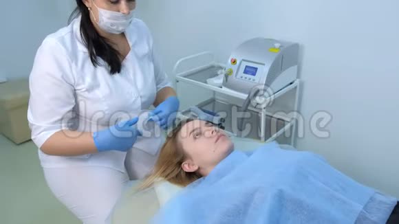 美容师正在为女性患者准备化妆程序戴上帽子视频的预览图