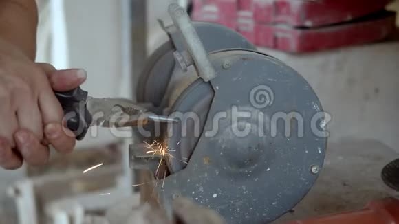 研磨金属螺钉视频的预览图