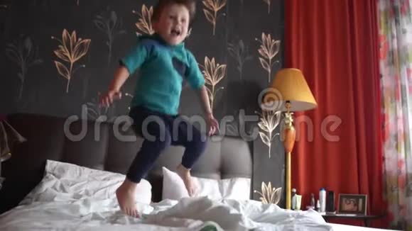 四岁小孩跳双人床视频的预览图